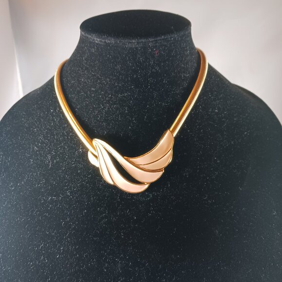 Vintage Trifari Necklace Signed Gold Tone Pink Enamel Wave Statement Choker - Picture 2 of 13
